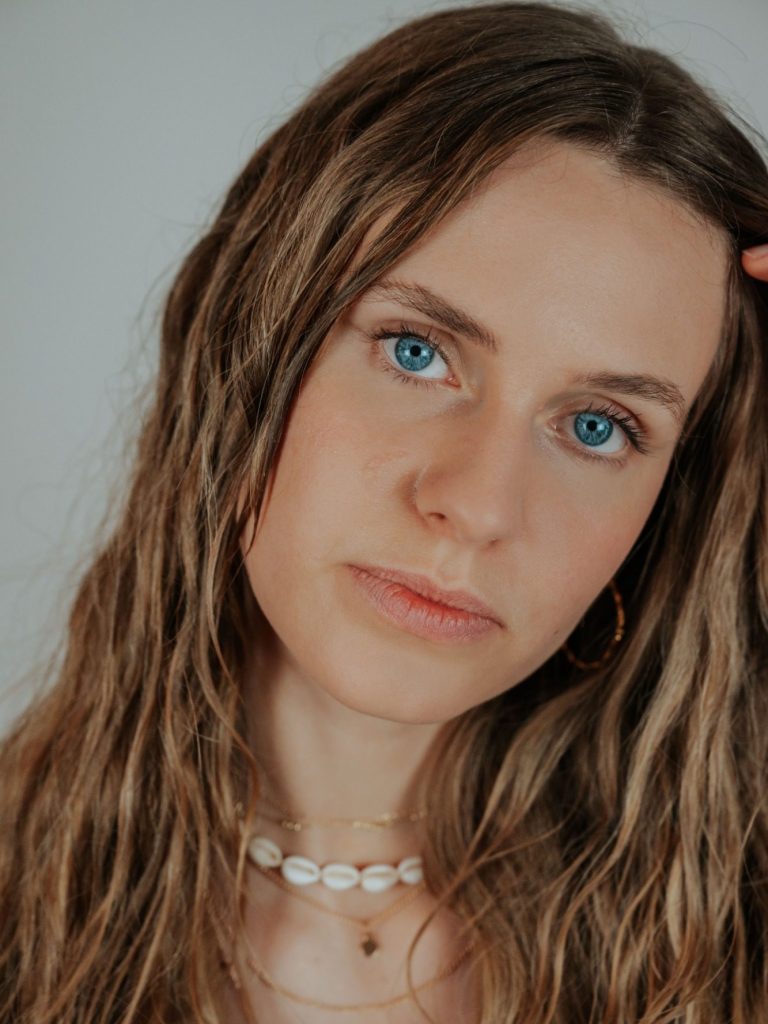 Porträt von junger Frau im Weg Look