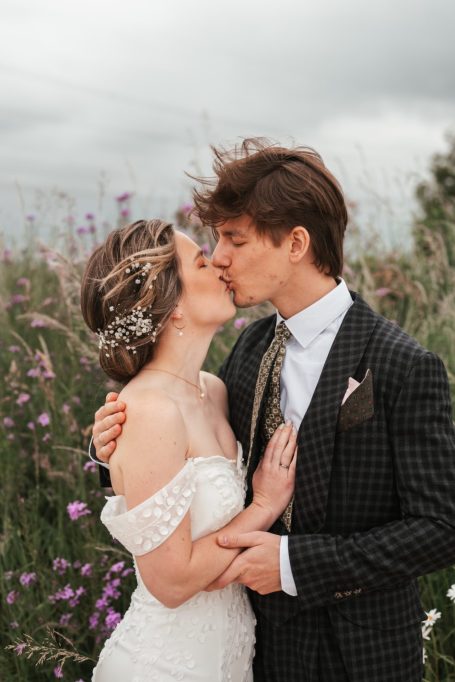 Brautpaar schneidet Hochzeitstorte an