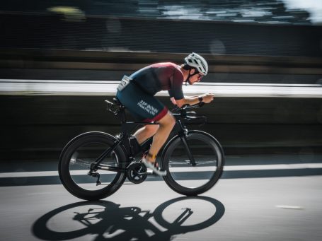 Mann fährt auf Triathlon Fahrrad