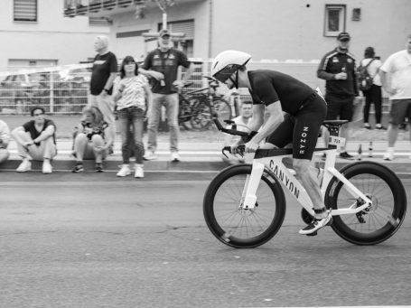 Mann fährt auf Triathlon Fahrrad